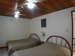 Hotel La Guaria Inn & Suites