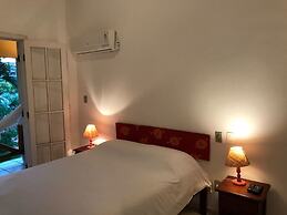 Praia da Ferradurinha Guest House