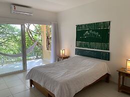 Praia da Ferradurinha Guest House