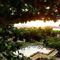Praia da Ferradurinha Guest House