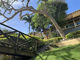Praia da Ferradurinha Guest House