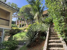 Praia da Ferradurinha Guest House