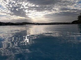 Praia da Ferradurinha Guest House