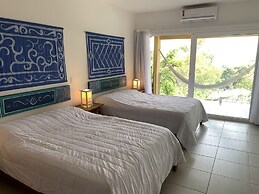 Praia da Ferradurinha Guest House