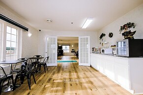 Mountain Host Motor Inn