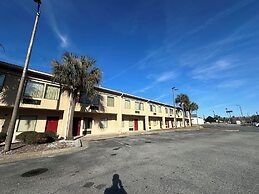 Guest Cottage & Suites By OYO Brunswick/Golden Isles