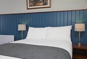 The Longshoot Hotel by Greene King Inns