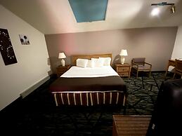Woodlands Inn & Suites