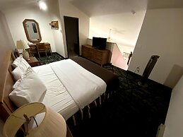 Woodlands Inn & Suites