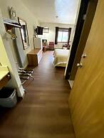 Woodlands Inn & Suites