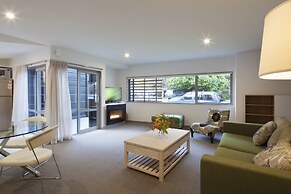 22 Hallenstein Apartments by Staysouth