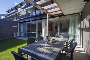 22 Hallenstein Apartments by Staysouth