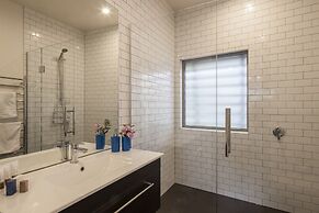 22 Hallenstein Apartments by Staysouth