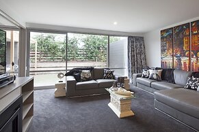 22 Hallenstein Apartments by Staysouth