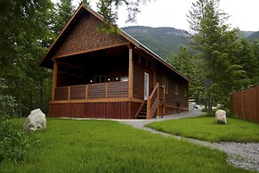 Cedar House Restaurant & Chalets