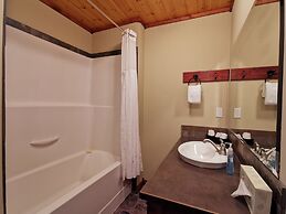 Cedar House Restaurant & Chalets