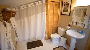 Cedar House Restaurant & Chalets