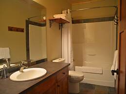 Cedar House Restaurant & Chalets