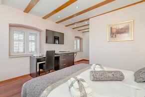 Palace Suites Heritage Hotel – Adults Only