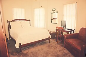 A Chateau on the Bayou Bed & Breakfast