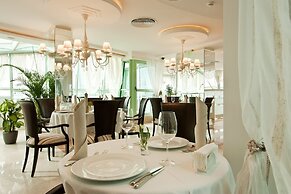 Earth and People Hotel & Spa