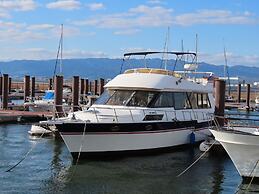 HULL Osaka Hokko Marina