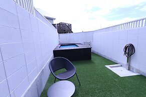 HULL Osaka Hokko Marina