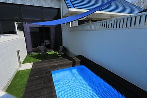 HULL Osaka Hokko Marina