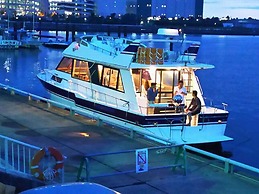 HULL Osaka Hokko Marina