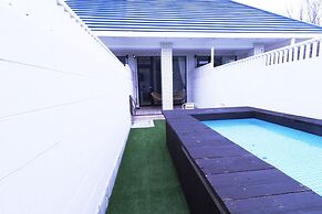 HULL Osaka Hokko Marina