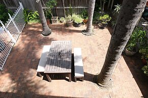 Sapphire Palms Motel