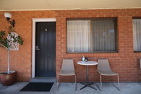 Sapphire Palms Motel