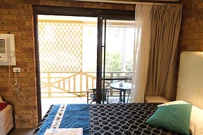 Sapphire Palms Motel