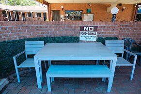 Sapphire Palms Motel