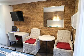 Sapphire Palms Motel