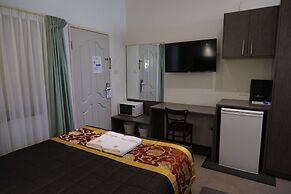 Sapphire Palms Motel