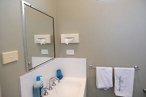 Sapphire Palms Motel