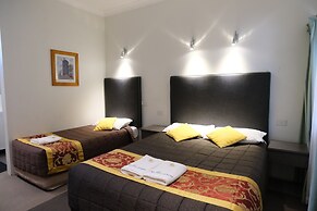 Sapphire Palms Motel