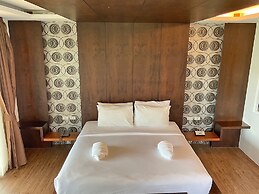 Phi Phi Cliff Beach Resort