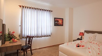 Den Long Do Hotel & Restaurant