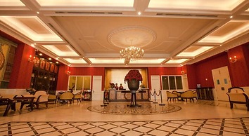 Den Long Do Hotel & Restaurant