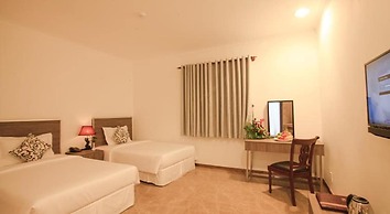 Den Long Do Hotel & Restaurant