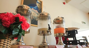 Den Long Do Hotel & Restaurant