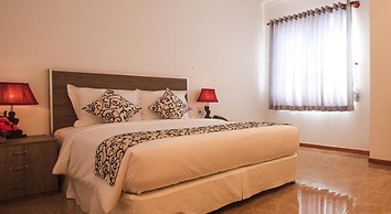 Den Long Do Hotel & Restaurant