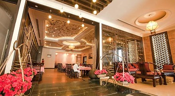 Den Long Do Hotel & Restaurant