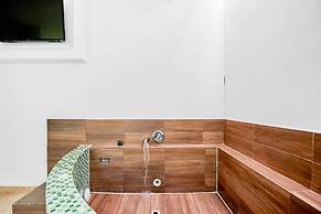 First Inn Hotel & Business