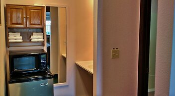 Going-To-The-Sun Inn & Suites