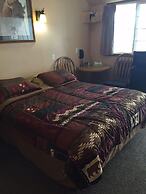 Going-To-The-Sun Inn & Suites