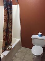 Going-To-The-Sun Inn & Suites