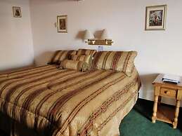 Going-To-The-Sun Inn & Suites